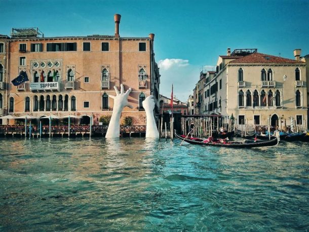 sculpture de deux mains a venise 