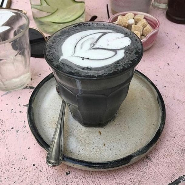 latte au charbon actif