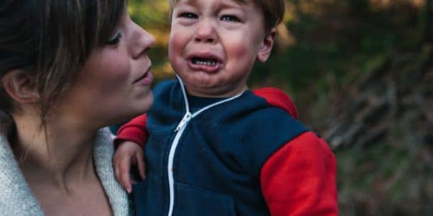 les enfants pleurent face aux gens laids