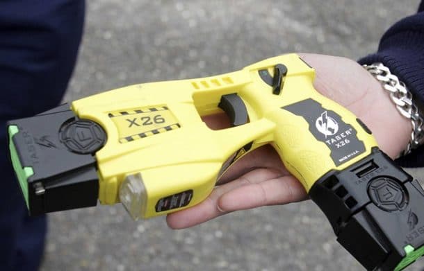 un enfant puni a coup de taser