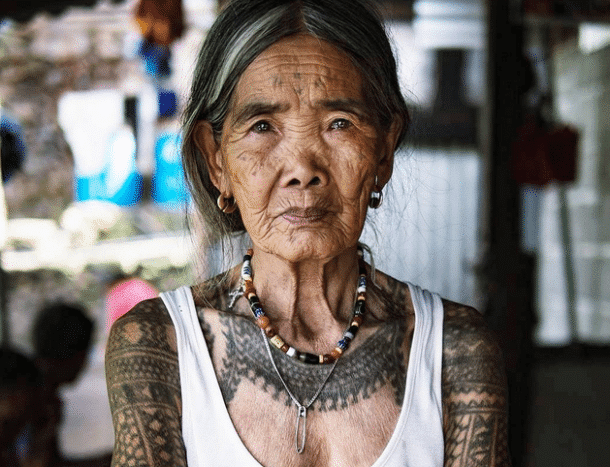 plus vieille tatoueuse au monde