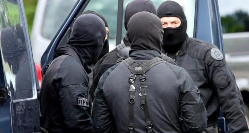 Qui Joue Le Policier Dans Les Combattantes