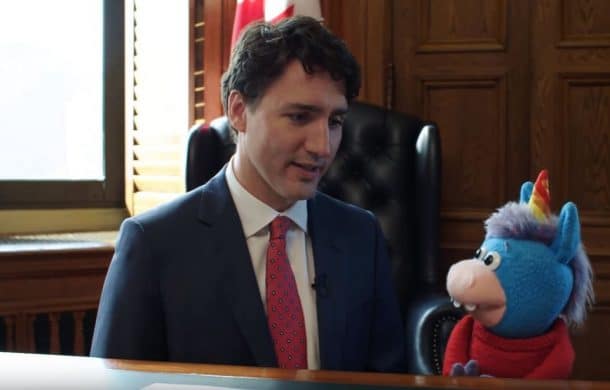 trudeau et la peluche licorne