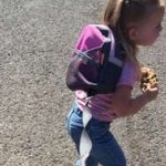 image choquante papa et sa fille en laisse