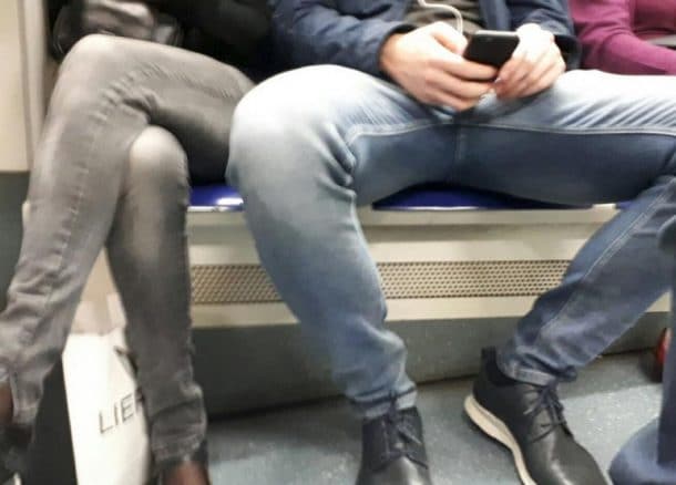 stop au manspreading