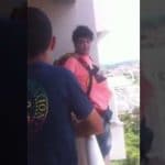 saute en parachute depuis son balcon