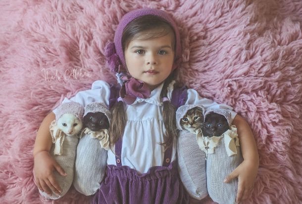 fillette et ses quatre chatons