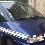 maquille sa voiture en voiture de police