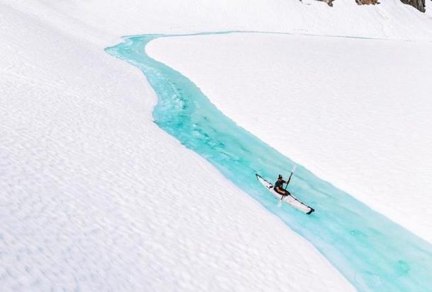 Faire du kayak sur un glacier