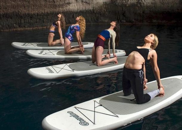 faire du yoga sur un paddleboard