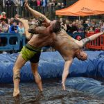 tournoi de lutte dans du jus de viande