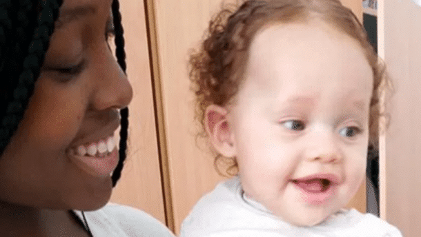 Cette Maman Noire A Mis Au Monde Un Enfant Blanc Aux Cheveux Roux Et Aux Yeux Bleus Video