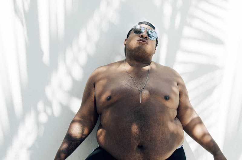 Le premier mannequin grandes tailles homme fascine le monde de la mode