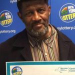 Jimmie Smith et son ticket de loterie gagnant