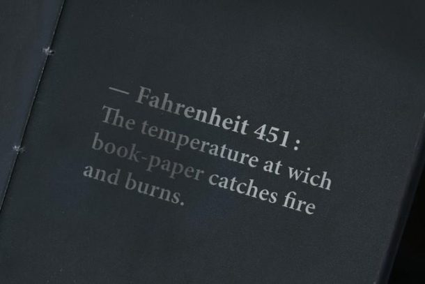 brûler les pages d'un livre pour le lire