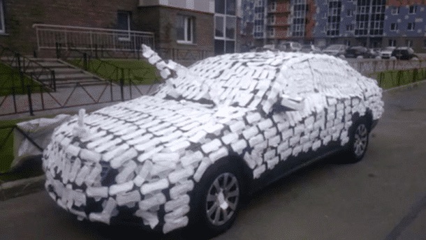 Ses Amis Ont La Formidable Id e De Couvrir Sa Voiture De Serviettes Hygi niques vid o 