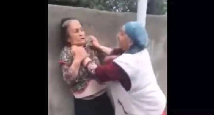 deux femmes d'âge mûr se battent