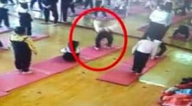 elle fait une figure yoga et reste bloquée