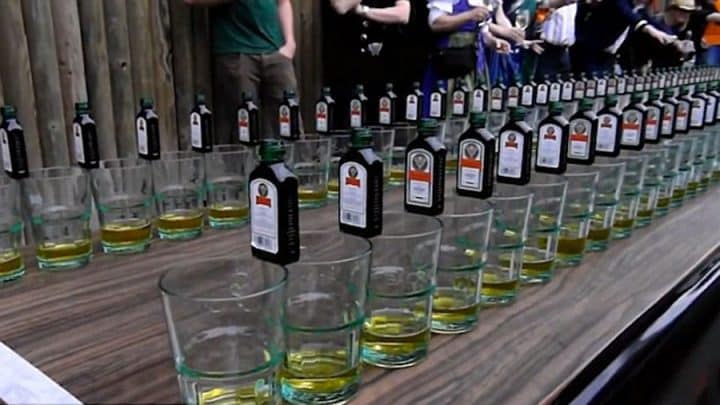 shots de Jägermeister tombent comme des dominos