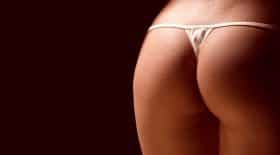 emily ratajkowski en string et seins nus