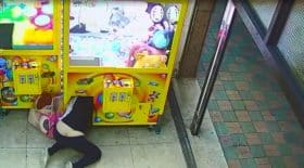 elle vole dans une machine attrape peluche