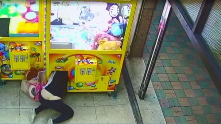 elle vole dans une machine attrape peluche