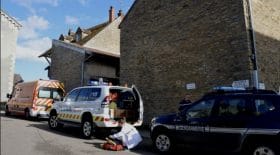 un bébé de seize mois meurt après avoir été percuté par la voiture de sa mère