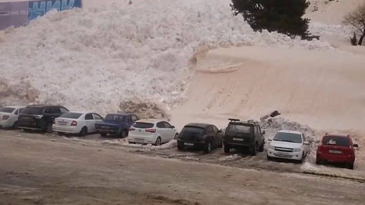 avalanche ensevelit des voitures sur un parking