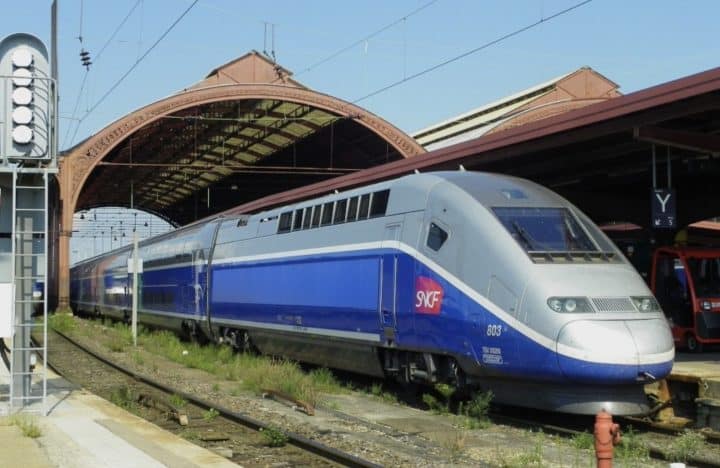 ce conducteur de train a oublié de s'arrêter à un arrêt