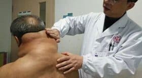 son cou fait deux fois sa taille normale