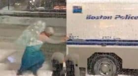 Elsa Reine des neiges pousse un camion de police dans la neige