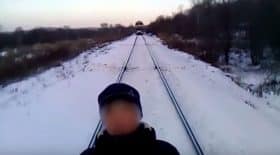 enfants prennent des selfies sur les rails