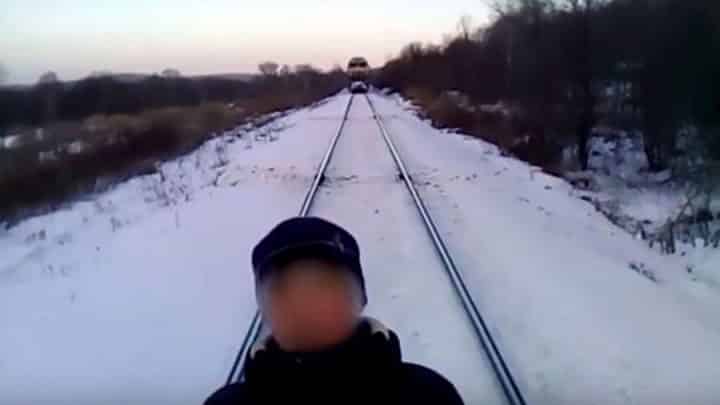 enfants prennent des selfies sur les rails