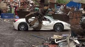 Une Ferrari est démolie à la casse