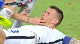 footballeur avale sa langue sauvé
