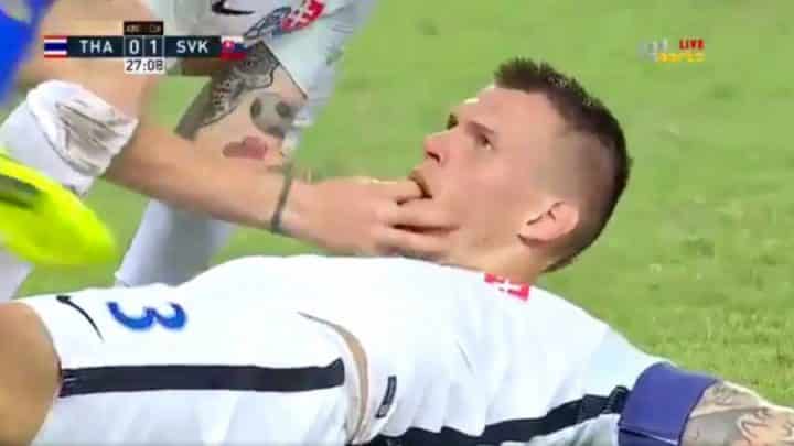 footballeur avale sa langue sauvé