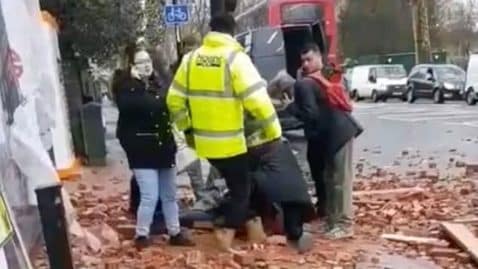 une palette de briques tombe d'une grue