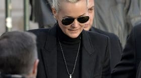 Pourquoi Laeticia Hallyday a t-elle retiré le crucifix de Johnny de son cou ?