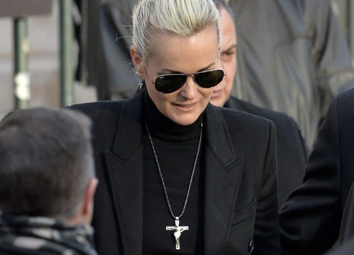 Pourquoi Laeticia Hallyday a t-elle retiré le crucifix de Johnny de son cou ?