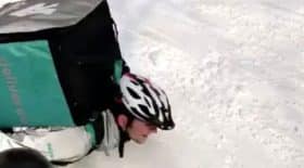 livreur Deliveroo glisse sur la neige