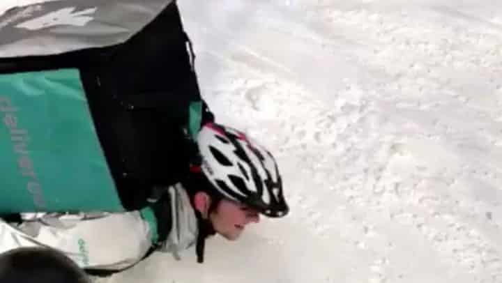 livreur Deliveroo glisse sur la neige