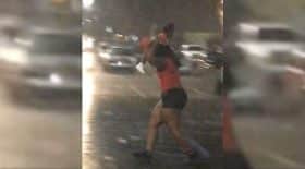 mère utilise sa fille comme parapluie