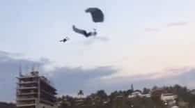 parachutistes se heurtent collision de parachutes