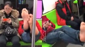 il est sans gêne pieds nus dans le métro