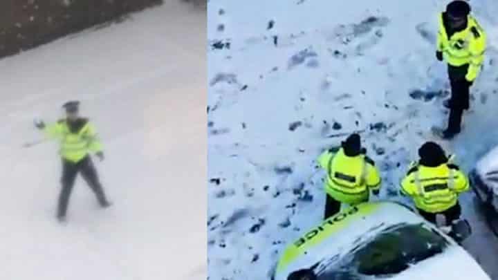 des policiers font une bataille dans la neige