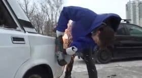 il scie une voiture mal garée avec une disqueuse