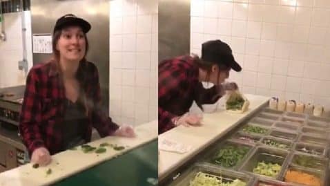 serveuse crache dans un sandwich pita