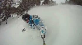 un skieur est pris dans une avalanche