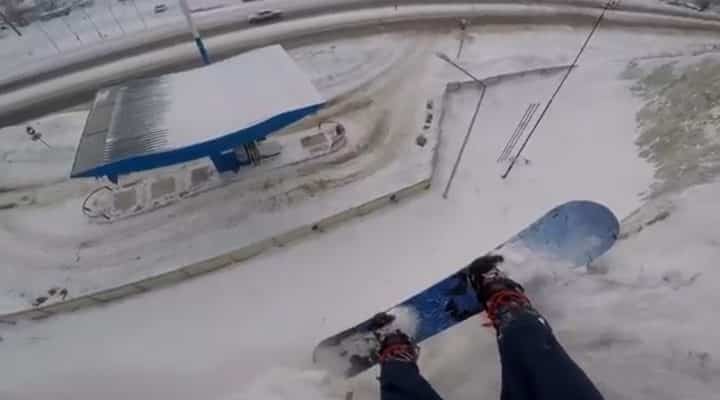 chute libre snowboarder