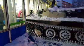 il fonce dans la vitrine avec son tank